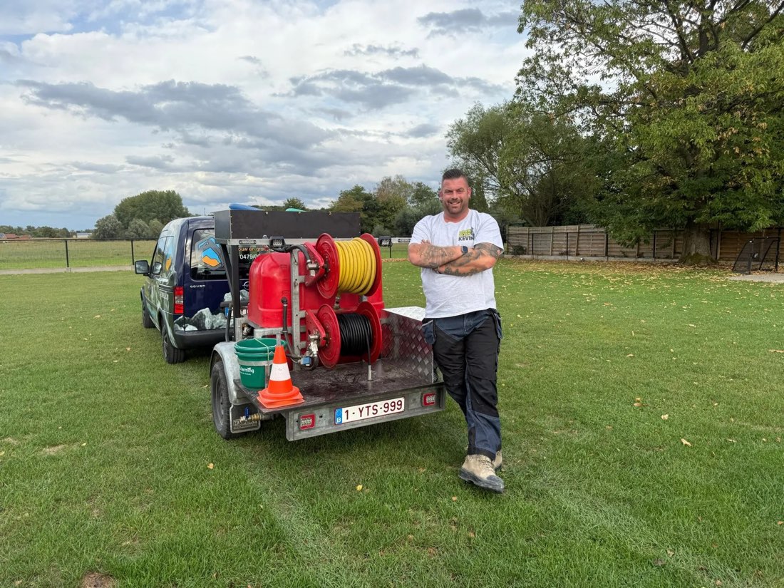 Kevin bij zijn bestelwagen en aanhangwagen met materiaal voor ontstopping